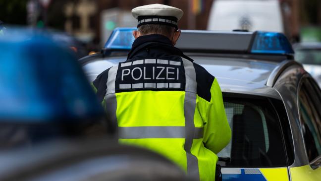 Unbekannte zerstören Scheiben von Mercedes