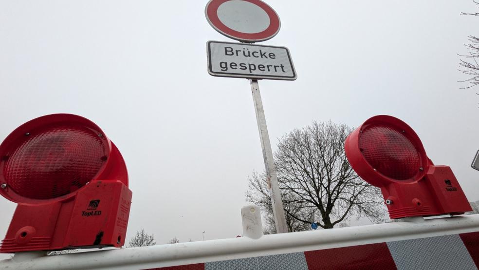 Während die Jann-Berghaus-Brücke heute für den Kfz-Verkehr wieder gesperrt ist, können Radfahrer und Fußgänger im Rahmen einer Notdienst-Vereinbarung die Emsquerung nutzen. © Foto: Szyska