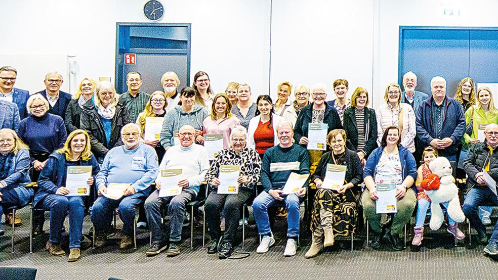 Kürzlich haben wieder 49 Ehrenamtler die Karte bekommen. Darunter waren allein 33 Rheiderländer.  © Foto: Bambrowicz/Landkreis Leer