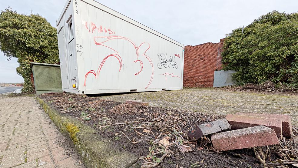 Das beauftragte Abbruchunternehmen Linkamp aus Anröchte im Kreis Soest hat bereits einen Baucontainer auf dem Vorplatz der ehemaligen Ziegelei Reins in Jemgum abgestellt.  © Foto: Szyska
