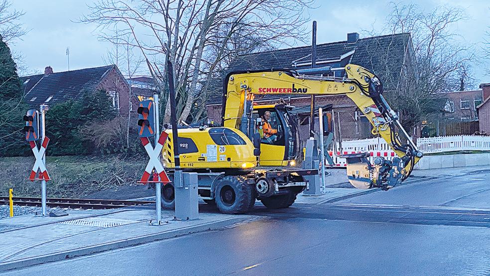 Ein Zweiwegefahrzeug an der Baustelle der Wunderline-Trasse am Bahnübergang Graf-Edzard-Straße Weener. Das Gefährt kann sowohl auf der Straße als auch auf Schienen fahren.  © Foto: Hanken
