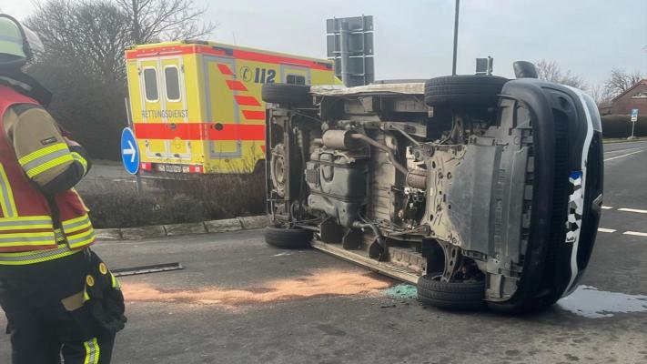 Kollision mit Pkw: Transporter kippt auf die Seite