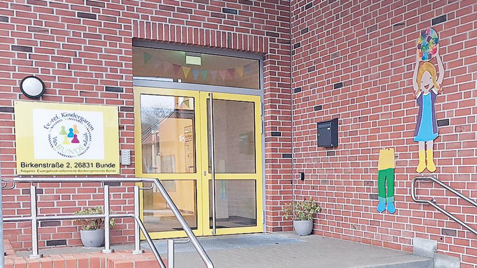 Eine der Figuren am Eingang des Kindergartens, die ein Kind mit dunkler Hautfarbe darstellte, wurde beschädigt.  © Foto: Berents