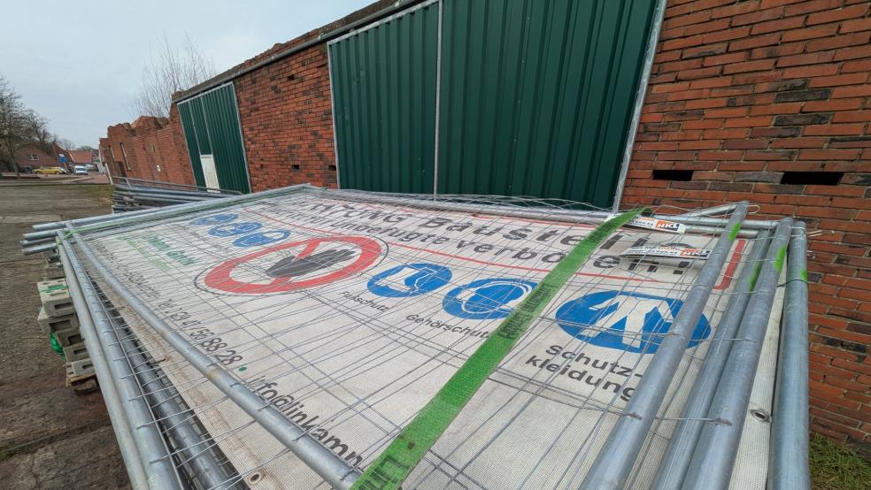 Die Bauzäune liegen schon bereit. © Foto: Szyska
