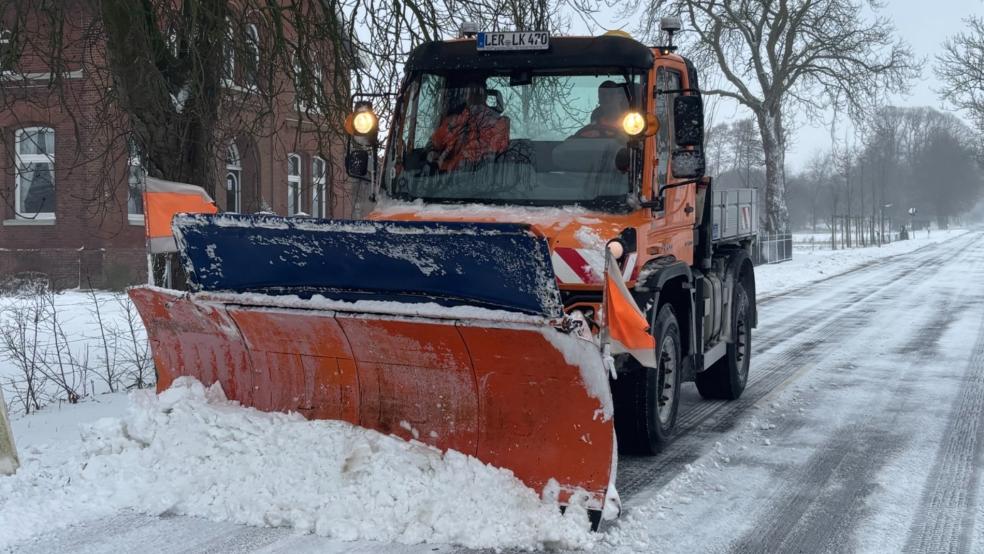 Einsatz in Charlottenpolder am 9. Januar: Das Fahrzeug des Landkreises Leer räumt die Kreisstraße 39. © Foto: Landkreis Leer