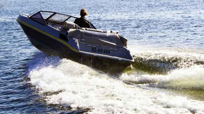 Sportboot bei Fährmanöver erheblich beschädigt