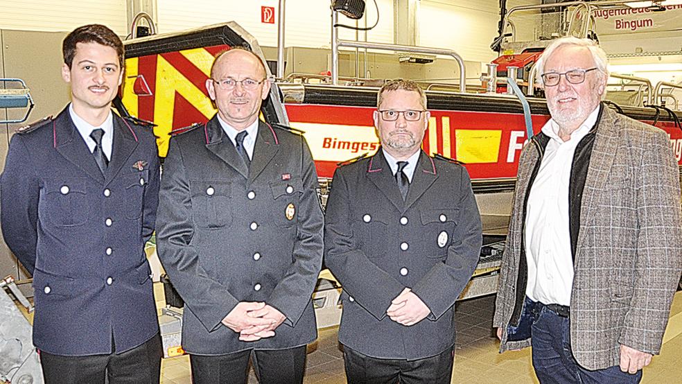 Der stellvertretende Bürgermeister Bruno Schachner (rechts) und der stellvertretende Ortsbrandmeister Yannick Geib (links) ehrten Rainer Barten für 40-jährige Mitgliedschaft und Karl Schröder für 25-jährige Mitgliedschaft in der Freiwilligen Feuerwehr Bingum.  © Foto: Wolters