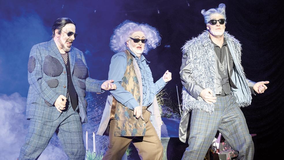 Born to be wild: Die Herren Faupel (Stefan Faupel), Sommer (Christoph Sommer) und Heiß (Sven Heiß)lassen ihre Luftgitarren heulen.  © Foto: Volker Beinhorn/Landesbühne