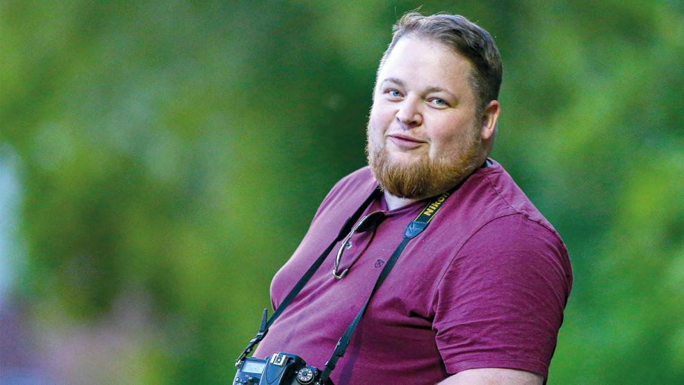 Rheiderland bleibt Rheiderland: Sportredakteur Benjamin Born ist für die RZ immer am Ball.  © Foto: Patten