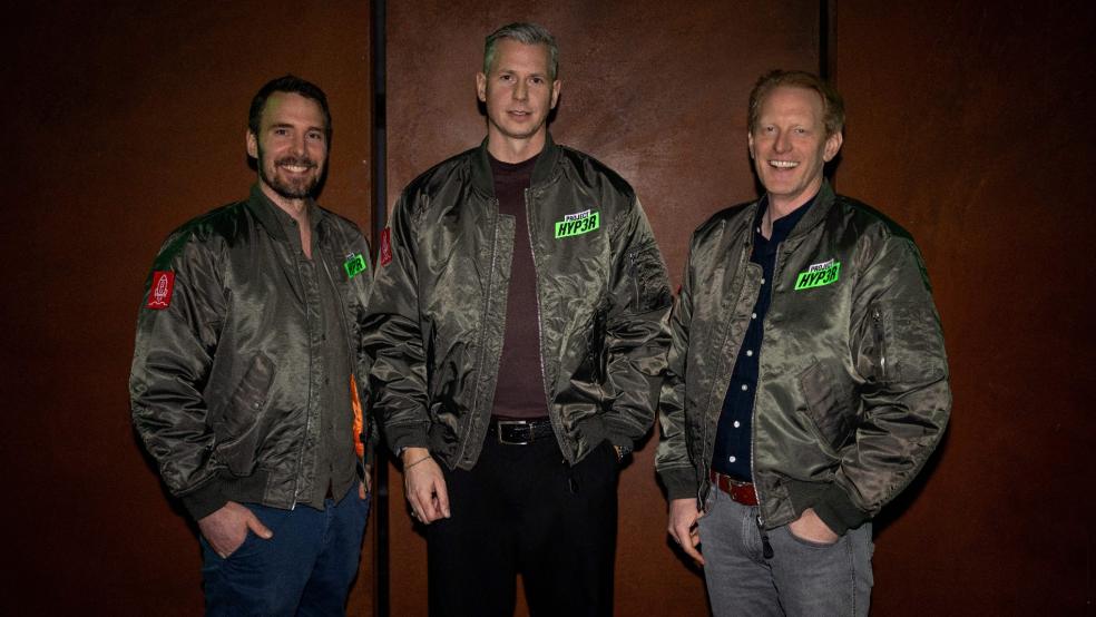 “Hyper 2030” heißt das neue Enova-Strategiekonzept. In Anlehnung an den Scooter-Hit “Hyper, Hyper” präsentiert sich die Spitze um Björn Burau (CFO), Hauke Brümmer (CEO) und Hendrik Böschen (COO) im Look der Techno-Band (von links). © Enova