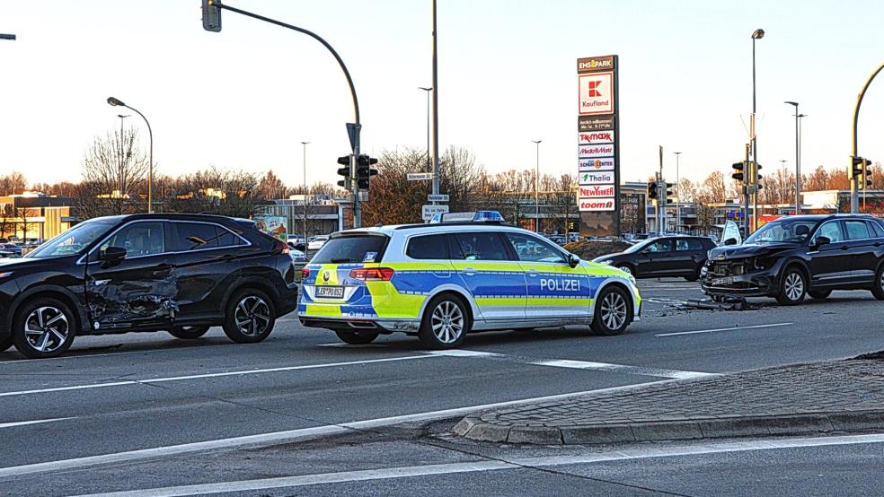Die beiden Autos stießen auf der stark befahrenen Kreuzung aufeinander. © Foto: Wolters