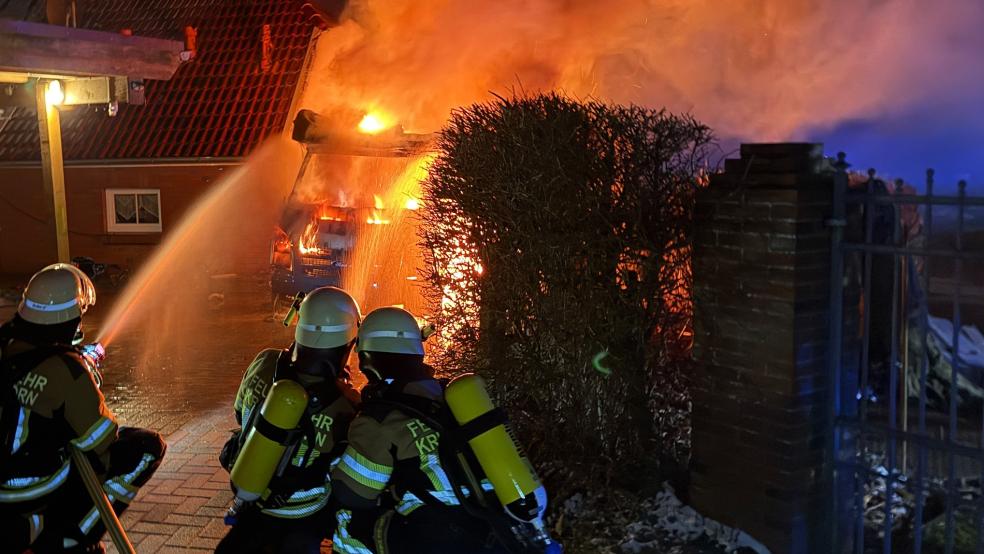 Das Wohnmobil stand beim Eintreffen der Feuerwehrleute bereits in Vollbrand. © Foto: Feuerwehr