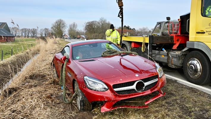 Mercedes landet bei Coldam im Graben