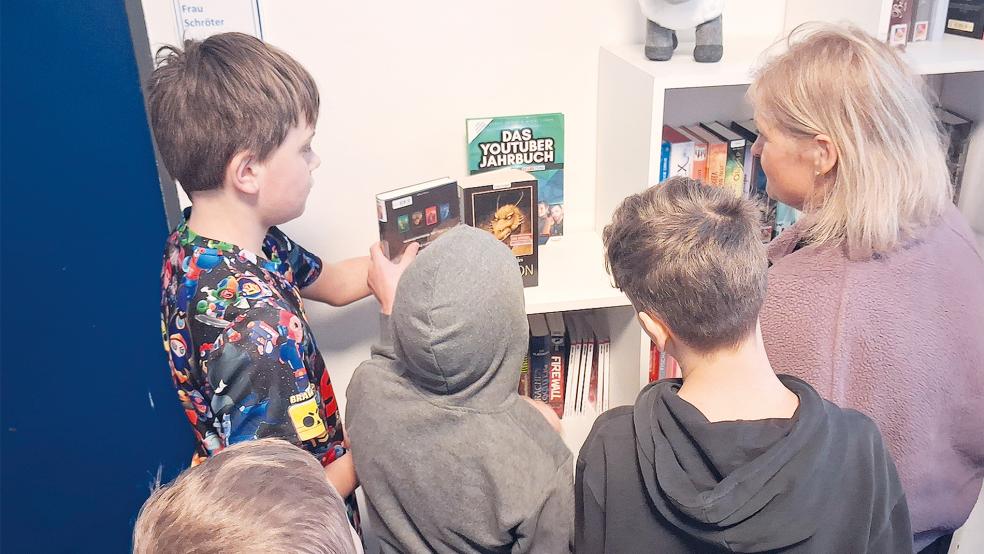 Dichtes Gedränge herrschte vor dem Bücherregal.  © Fotos: Berents