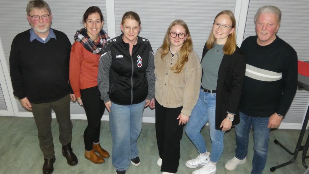 Bundes Vereinsvorsitzender Wilhelm Timmer (von links), Kassenwartin Insa Franzen, Einrad-Abteilungsleiterin Carina Severiens, stellvertretende Abteilungsleiterin Lena Oorlog, Beisitzerin Maren Addens und TV-Geschäftsführer Reinhard Borchers waren an der Gründung der Abteilung Einrad beteiligt. © privat