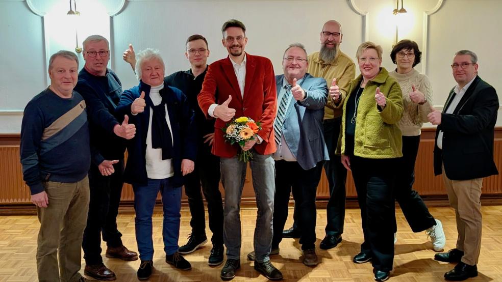 Gemeinsame Kandidaten-Kür: (von links) Ingo Jelting (stellvertretender Vorsitzender SPD Westoverledingen-Nord), Alfred Terveen (Vorsitzender SPD Ortsverein Steenfelde), Wilhelm Brink (Vorsitzender SPD Ihren), Ben Fischer (Sprecher Grümne Overledingerland), Tammo Lenger (gemeinsamer Bürgermeisterkandidat), Gerhard Wiechers (Fraktionsvorsitzender der SPD Gemeinderatsfraktion), Stefan Geiger (Vorsitzender SPD Völlen), Ursula Zimmer (SPD Völlen), Heike Grass (Vorsitzende SPD Steenfelde) und Ernst-Ingo Lind (Vorsitzender SPD Flachsmeer). © privat