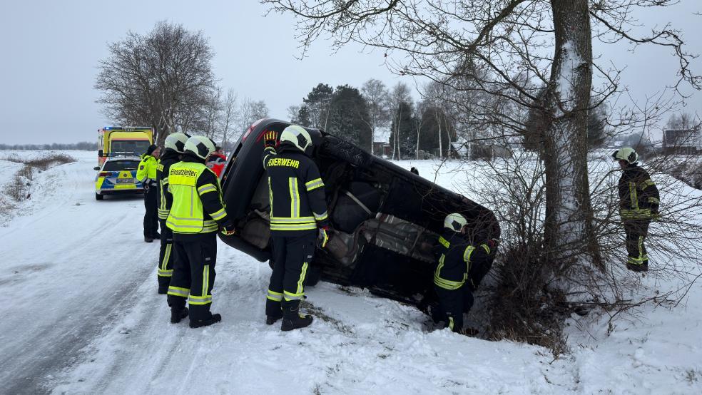 Das Auto kam von der Straße ab und landete seitlich im Graben. ©  Sönke Geiken/Feuerwehr Aurich