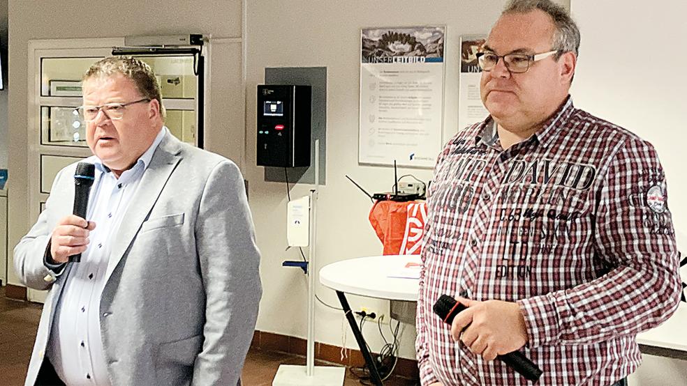 Thomas Gelder aus Bunde (links), Erste Bevollmächtigter der IG Metall Leer-Papenburg, und Frank Sonntag, Betriebsratsvorsitzender von KS Gleitlager, nahmen an den Verhandlungen teil.  © Foto: Kierstein