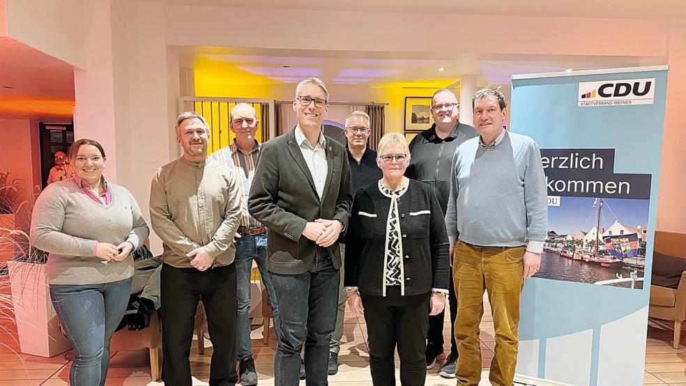 Der Vorstand der CDU Weener und Bürgermeister Heiko Abbas (von links): Meike Lübbers, Bernd Feenders, Reinhard Schüür, Bürgermeister Heiko Abbas, Gerd-Luiko Robbe, Vorsitzende Hildegard Hinderks, Jörg Wilbers und Martin Jhering.  © Foto: privat