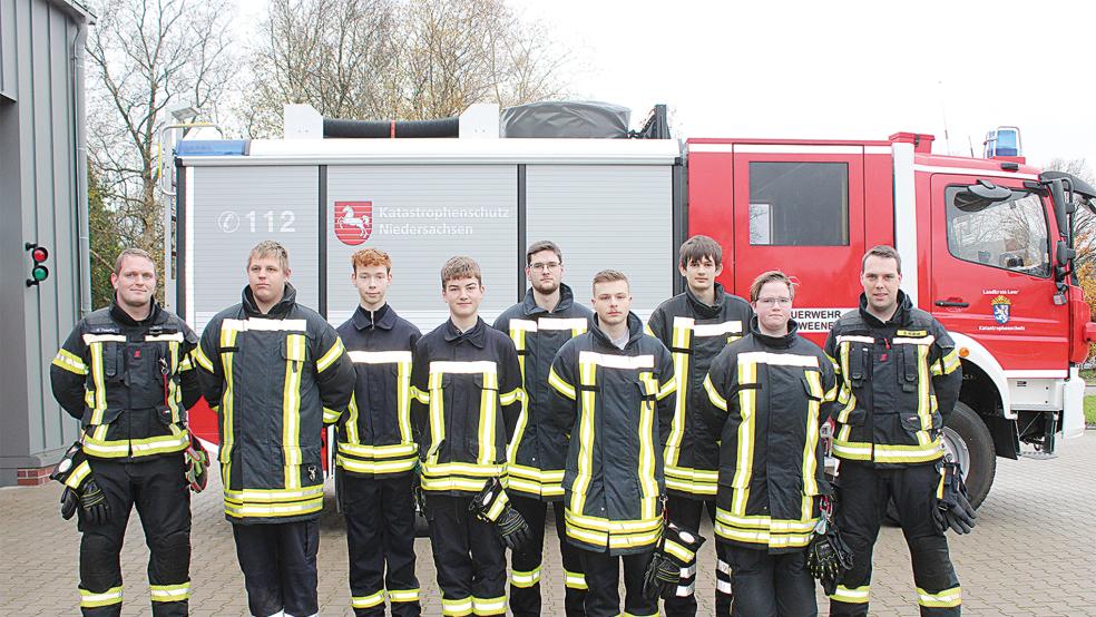 Von links: Ausbilder Henrik Freerks, Pascal Kruse (Feuerwehr Weener), Dennis Yzer (Feuerwehr Weener), Philipp Brink (Feuerwehr Oberrheiderland), Hauke Martini (Feuerwehr Oberrheiderland), Caylen Ulver (Feuerwehr Weenermoor), Marten Siemens (Feuerwehr Holthusen), Simone Boekhoff (Feuerwehr Holthusen) und Ausbilder Dennis Modder.  © Foto: privat