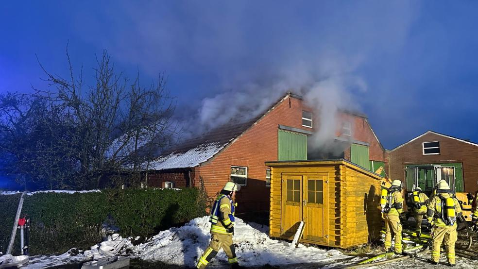 Mit einem Großaufgebot an Einsatzkräften war die Feuerwehr heute Morgen in Nordgeorgsfehn im Einsatz. Ein Hofgebäude brannte. © Feuerwehr