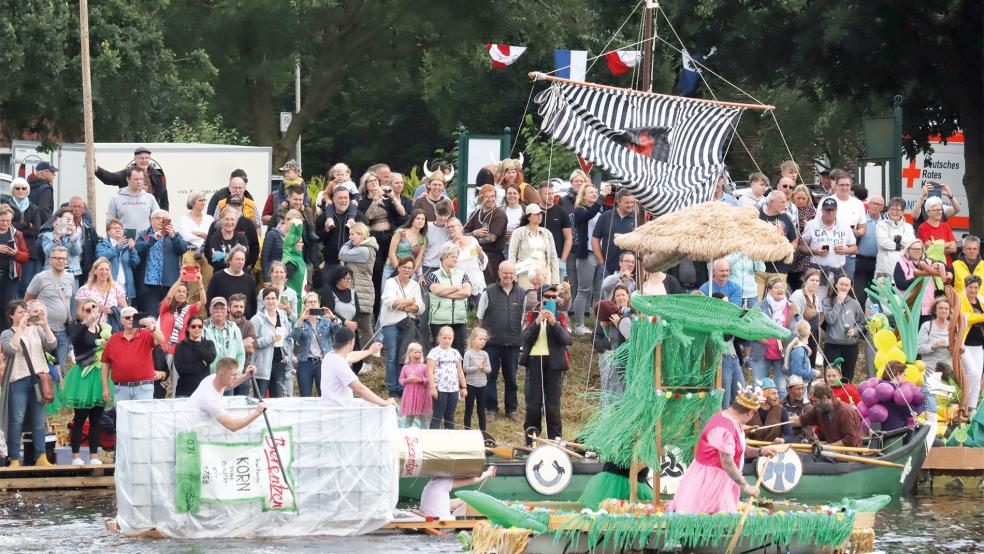Die fünfte Auflage des Badewannenrennens im Juni 2024 zog mehr als 1200 Besucher an. Ab sofort sind Anmeldungen für die sechste Ausrichtung des Jux-Wettbewerbs im Sieltief in Pogum möglich.  © Archivfoto: Ammermann