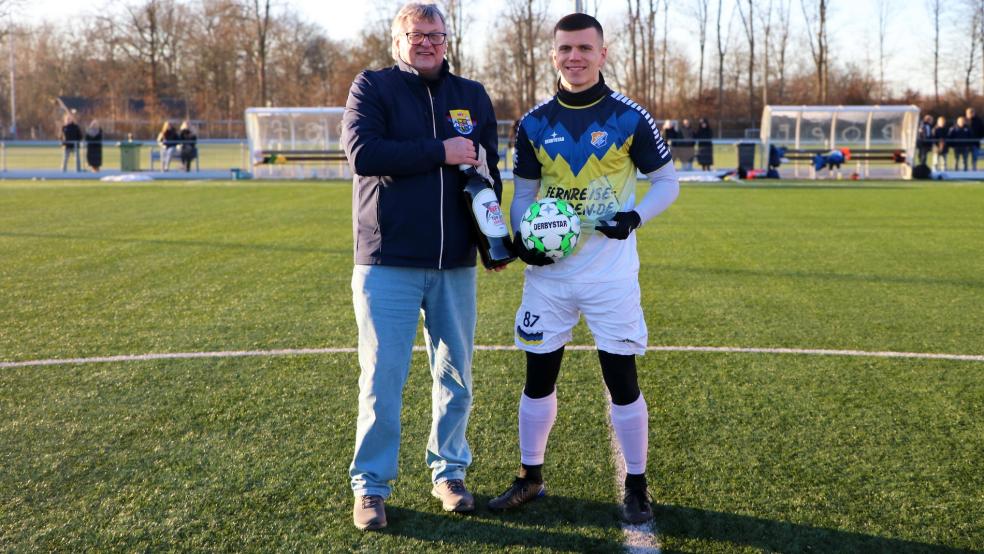 Ostfrieslands NFV-Kreis-Vorsitzender Winfried Neumann ehrte Jordan David Hüsgen am Sonnabend vor einem Testspiel des SuS Steenfelde gegen den TSV Lammertsfehn. © Niclas Jakobs/NFV