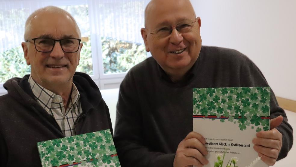 Arnold Saathoff und Dietrich Burggraf stellten ihr Buch »Dat besünner Glück in Ostfreesland« vor. © Foto: Ammermann