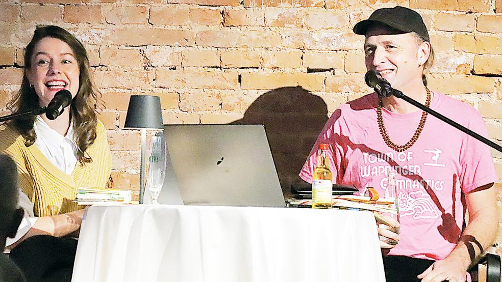 Autorin Sylvie Gühmann und Schriftsteller Sebastian Stuertz zelebrieren ihren Rausch.  © Foto: Ammermann