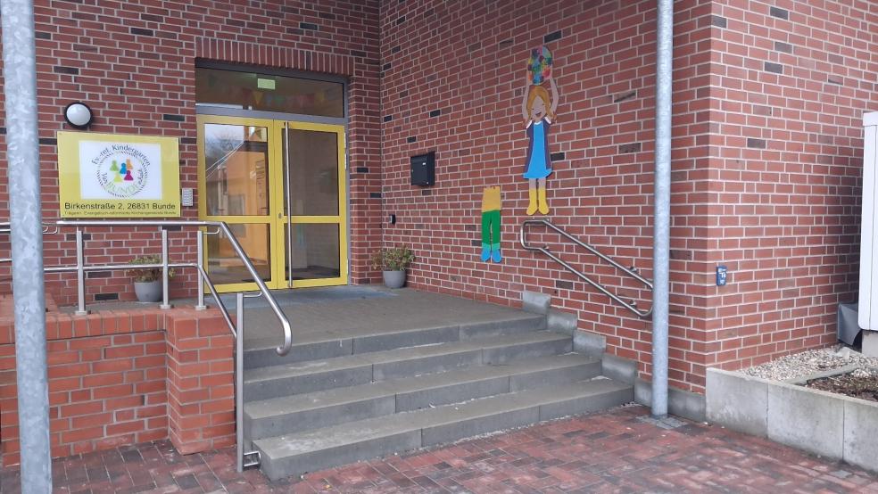 Im Kindergarten an der Birkenstraße in Bunde war es kürzlich zu Vandalismus-Vorfällen gekommen. Eine Figur wurde beschädigt und später wurde eine Sticker mit einer fremdenfeindlichen Botschaft angeklebt. © Foto: Berents