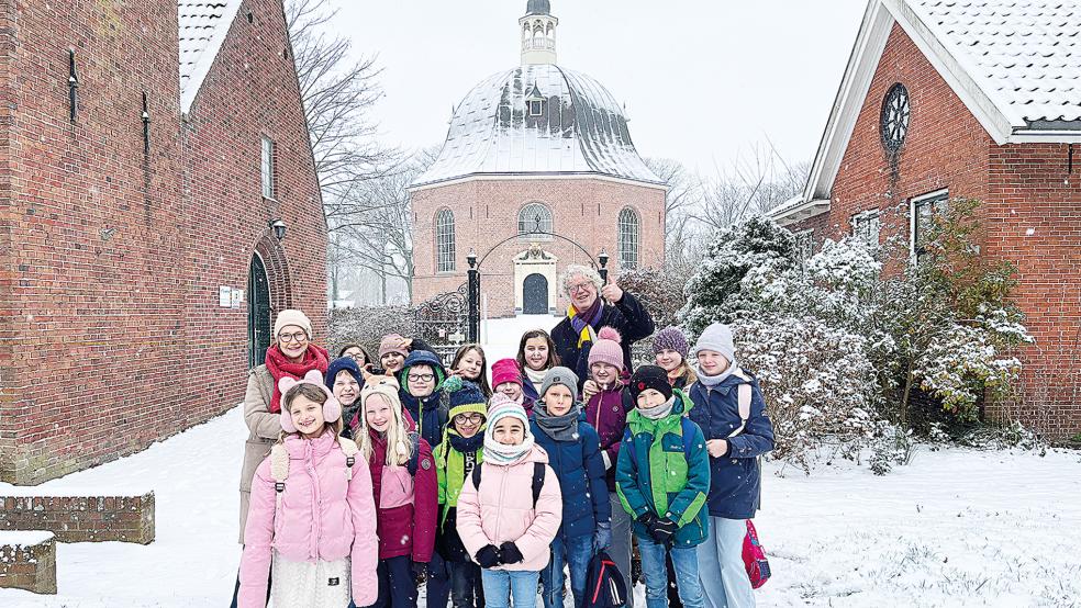 Die Kinder der Grundschule Weener vor der Kuppelkirche Sappemeer. Links: Gisela Leemhuis, Lehrkraft für Niederländisch. Hinten rechts Jan-Kees Schelvis von der Stiftung Travaux Publics Foundation.  © Foto: privat
