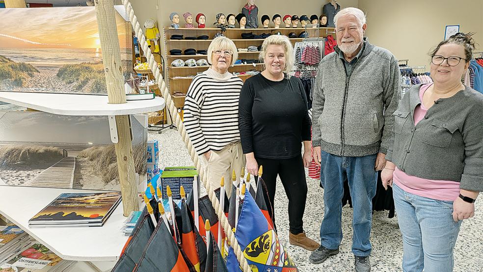 Inhaberin Elisabeth Blank, Marktkraft Manuela Smidt, Betreiber Dieter Weers und Marktkraft Kerstin Nagel (von links) waren gestern noch mit dem letzten Feinschliff beschäftigt, um die Neueröffnung am heutigen Freitag vorzubereiten.  © Foto: Szyska