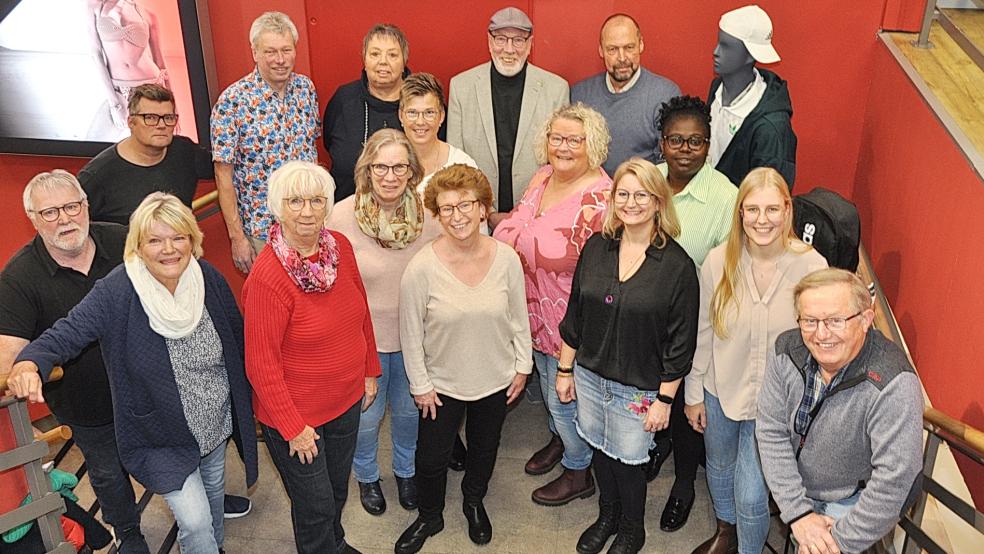 Die Laienspielschar der Heimatbühne Bingum probt fleißig für insgesamt acht Aufführungen des plattdeutschen Stücks »Bi Rönnekamp is Utverkop«.  © Foto: Wolters