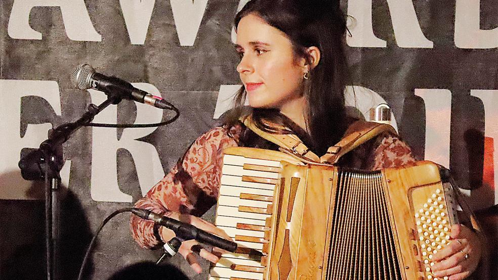 Megan MacDonald am Akkordeon gehörte zu den vier »Young Scots Trad Awards Winner«, die mit ihrer Folkmusik das Publikum im Leeraner Zollhaus begeisterten.  © Foto: Ammermann