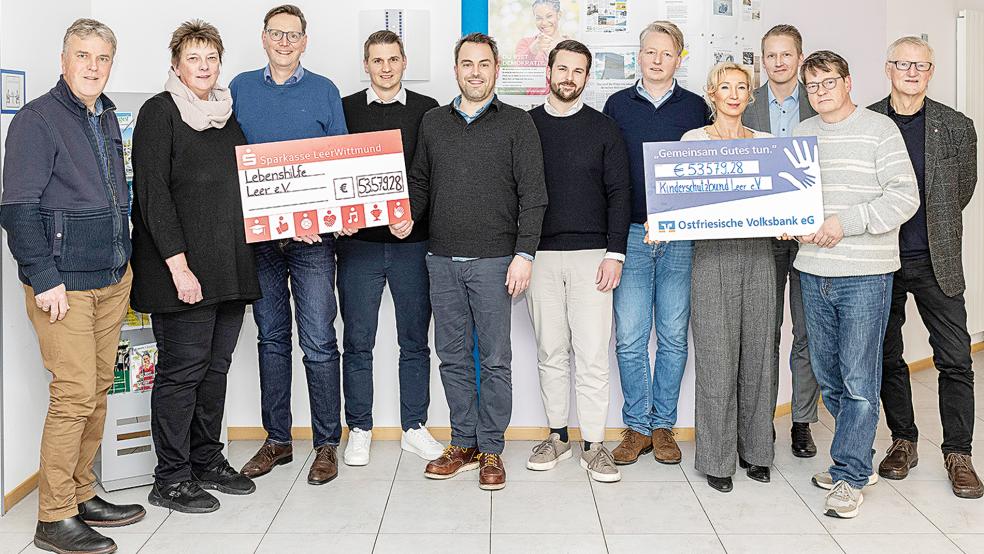 Freuen sich über den großen Erfolg und die Scheckübergabe der 33. Leeraner Weihnachtsverlosung (von links): Carsten Mohr (Werbegemeinschaft), Jutta Blank und Erwin Koops (Lebenshilfe Leer), Derk Schüür, Vorsitzender Jan-Wilhelm Dörries und Felipe Schmitz (alle für die Werbegemeinschaft), Christian Brahms (Vorsitzender der Lebenshilfe Leer), Tanja Siemermann-Neuhaus (Kinderschutzbund Leer), Christian Klapproth (Werbegemeinschaft) sowie Christian Hildebrandt und der Vorsitzende Richard Heeren (beide Kinderschutzbund Leer).  © Foto: Akka Olthoff