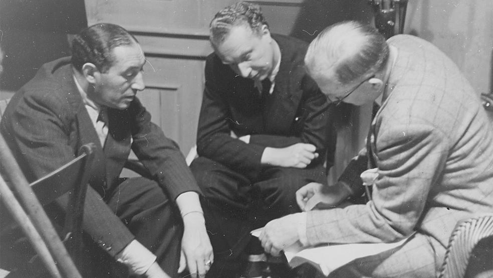 Bei Besprechungen der Dreharbeiten zum niederländischen Film »Boefje« im Jahre 1939: Produktionsleiter Leo Meyer mit Regisseur Detlef Sierck, der später unter dem Namen Douglas Sirk in Hollywood Karriere macht, und einem unbekannten Beteiligten (von links).  © Foto: Eye Filmmuseum (Amsterdam)