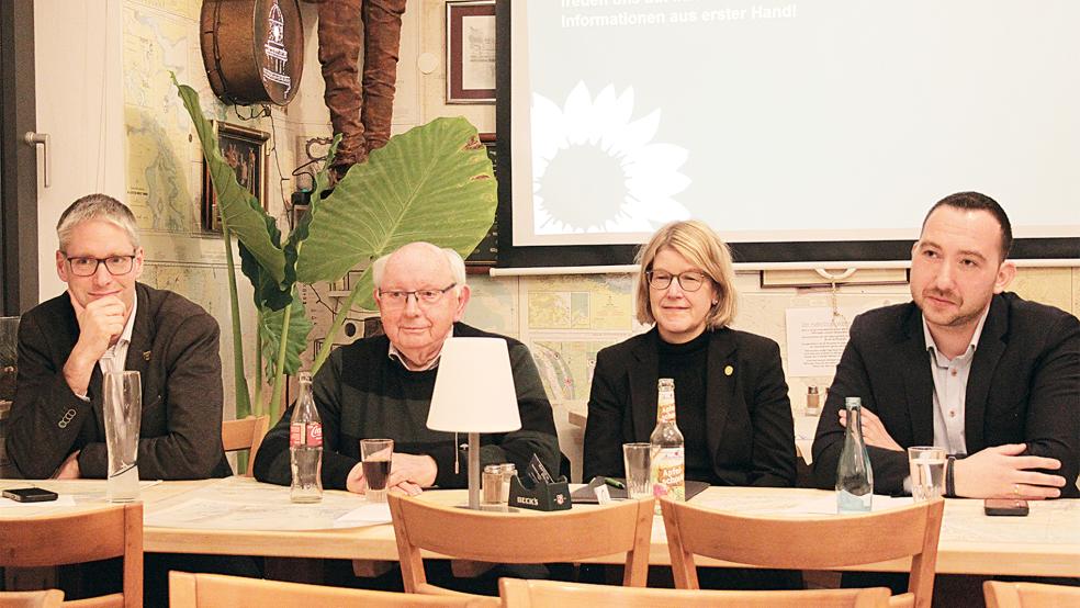 Stellten sich im »Hafen55« den Fragen der Bürger (von links): Heiko Abbas (Bürgermeister), Jakobus Baumann (Vorsitzender Krankenhaus-Verein), Daniela Kamp (Geschäftsführerin Klinikum Leer gGmbH) und Nico Bloem (SPD-Landtagsabgeordneter).  © Foto: Busemann