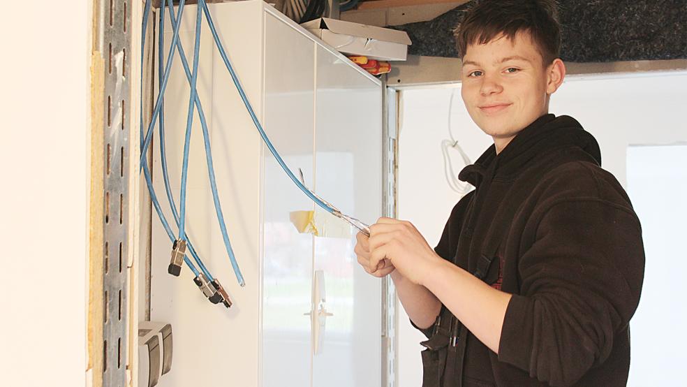 Als Geselle ist Tammo Drewenz häufiger alleine auf der Baustelle. Hier montiert er Netzwerkstecker in Möhlenwarf.  © Foto: Busemann