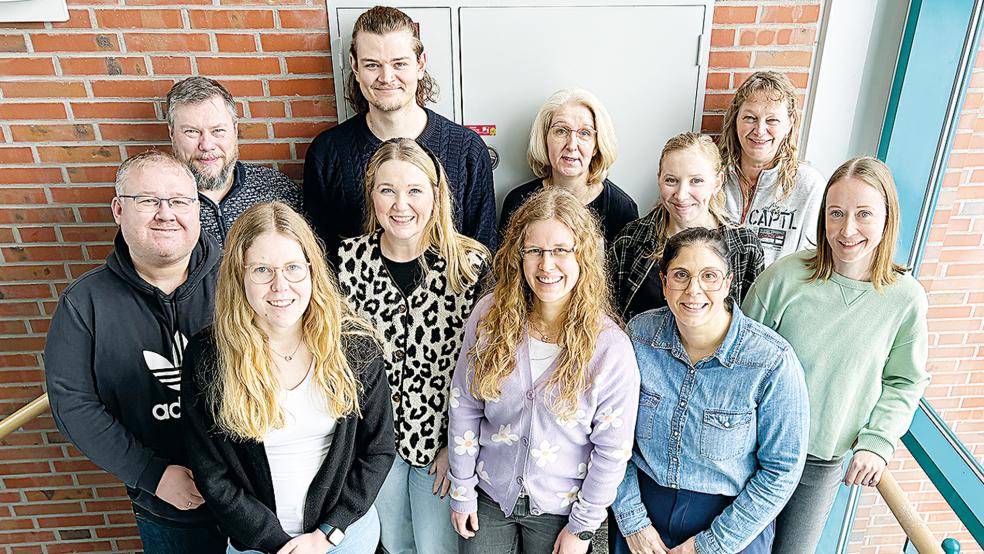 Die Koordinatoren des Stadtradelns: Hintere Reihe (von links): Alexander Hülper (Rhauderfehn), Jelde Bockelmann (Landkreis Leer) und Bettina Aden (Uplengen), Nicole Beck (Ostrhauderfehn). Mittlere Reihe: Heiko Tinnemeyer (Ostrhauderfehn), Anna-Lena Rademacher (Uplengen), Lisa Henken (Westoverledingen) und Kirsten Beening (Westoverledingen) Vordere Reihe: Wiebke Tülp (Bunde), Nadja Schilling (Uplengen) und Veronica Taha (Weener).  © Foto: privat