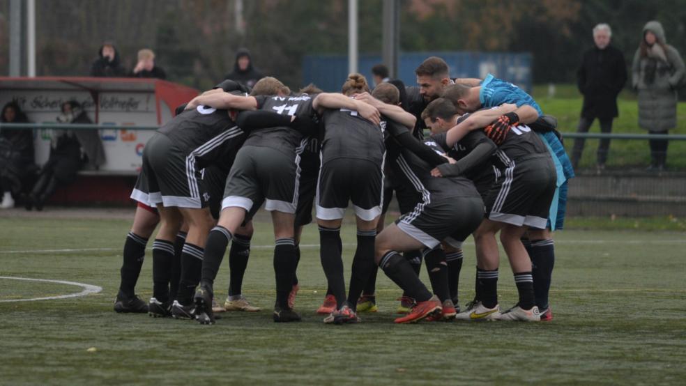 Ein Bild, das es auch am Sonntag geben dürfte: Der TV Bunde bildet vor dem Spiel auf Auricher Kunstrasen einen Kreis. © Born