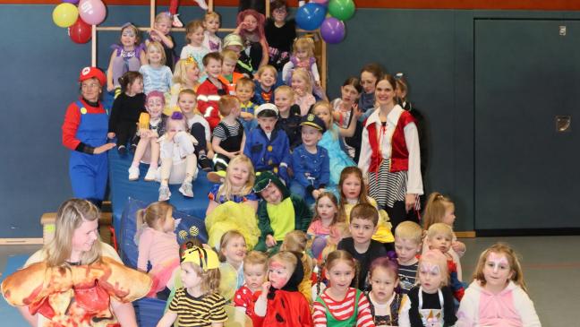 Bunte Karnevalsparty beim TV-Kinderturnen