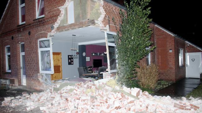 Auto prallt gegen Haus: Trümmerfeld in Holthusen