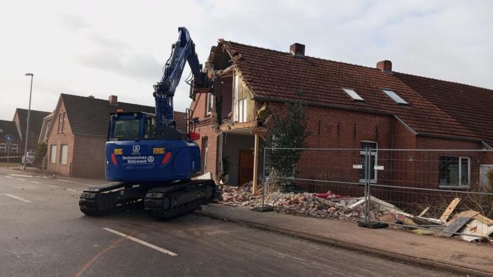 Abbrüche drohen: THW entfernt weitere Mauerteile