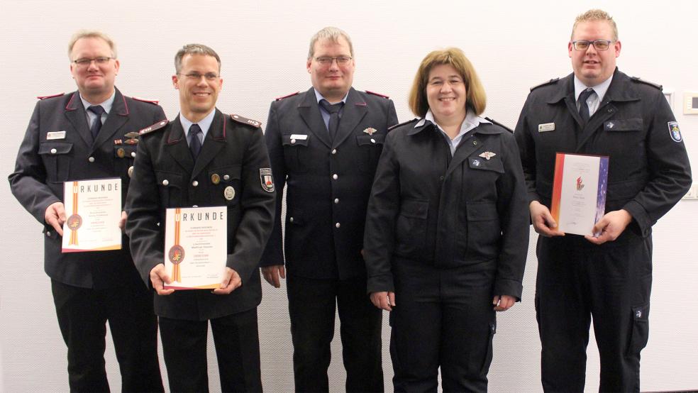 Andre Feldkamp (Folmhusen) und Matthias Haacke (Bingum, von links) wurden ebenso geehrt wie Timo Smit (rechts). Gewählt wurden Claas Schmidt und Nicole Sackl.  © Foto: Rand (Feuerwehr)