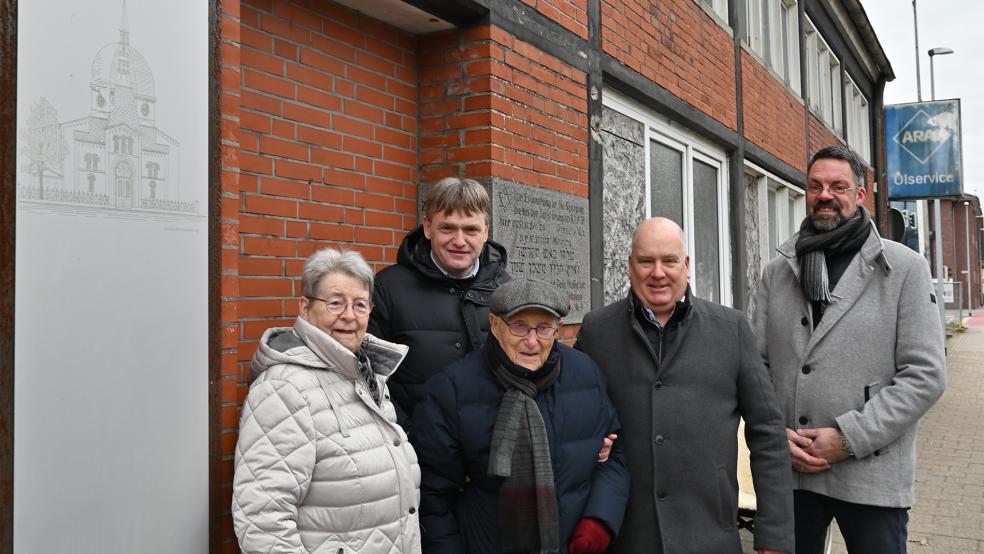Froh über die erzielte Einigung: Albrecht Weinberg (mit Gehstock) mit seiner Partnerin Gerda Dänekas (links) sowie (hinten von links) Unternehmer Helmut Wittrock, Bürgermeister Claus-Peter Horst und Stadtbaurat Jens Lüning.  © Foto: Stadt Leer