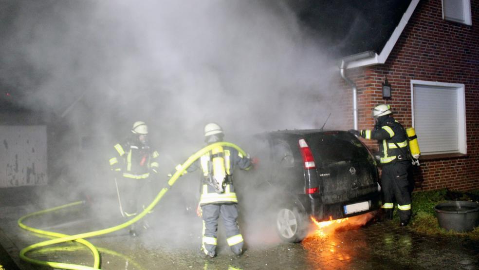 Obwohl es gelang, das Feuer innerhalb weniger Minuten unter Kontrolle zu bringen, ließ sich ein Totalschaden an dem Pkw nicht mehr verhindern. © Foto: Rand (Feuerwehr)