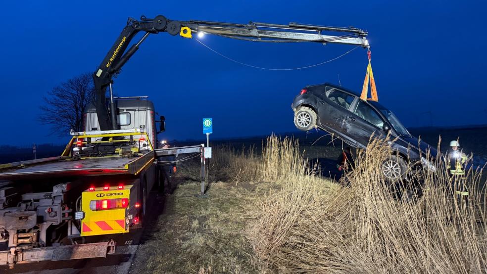 Beide Fahrzeuge waren nicht mehr fahrbereit und mussten abgeschleppt werden. © Foto: Feuerwehr Krummhörn