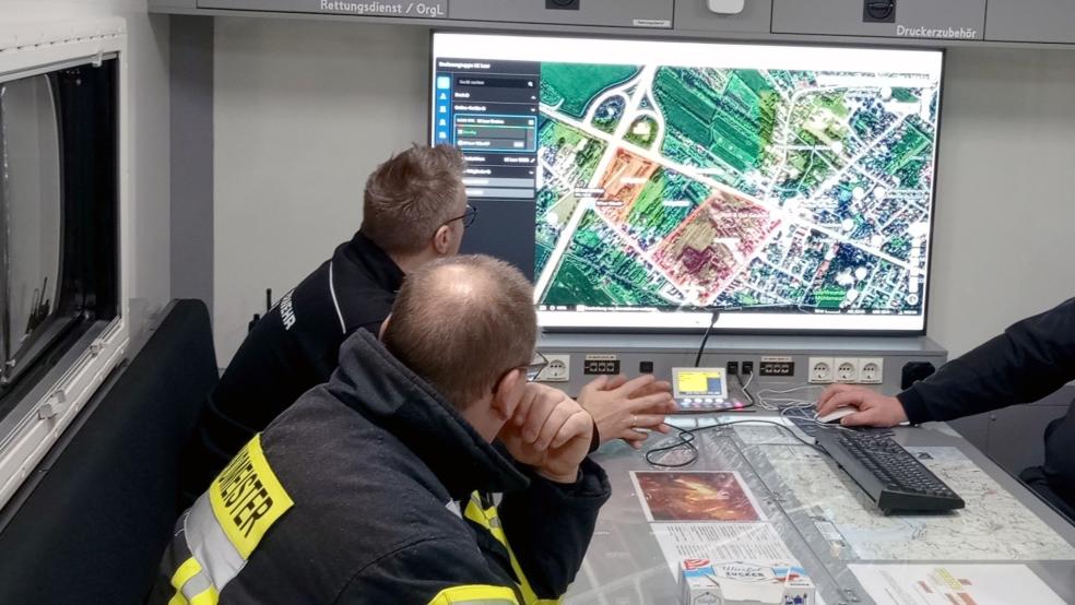Unmittelbar nach der Alarmierung richteten die Feuerwehr (hier Kreisbrandmeister Ernst Berends und Stadtbrandmeister Jörg Fisser) und die Polizei eine gemeinsame Einsatzleitung ein. © Foto: Rand (Feuerwehr)