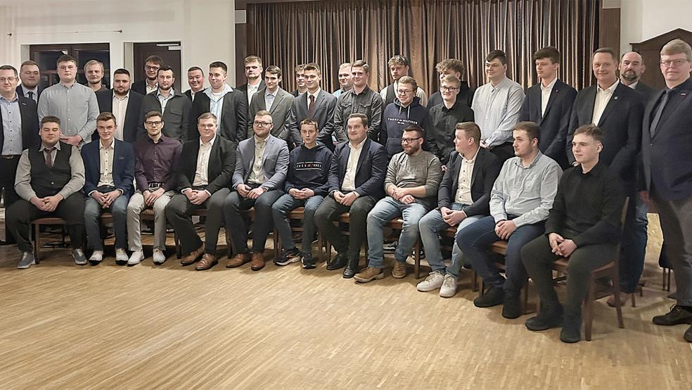 Nach dem erfolgreichen Abschluss ihrer Berufsausbildung zum Land- und Baumaschinenmechatroniker haben 24 Absolventen auf einer Freisprechungsfeier im Landhaus Oltmanns in Neermoor ihre Fachbriefe erhalten.  © Foto: Wolters