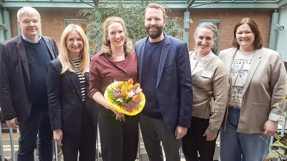 Begrüßung des neuen Chefarztes (von links): Pastor Thomas Burke (Vorsitzender St. Bonifatius Hospitalgesellschaft), Sarah Sebeke (Krankenhausleitung), Dr. Benjamin Meyknecht (Chefarzt der Abteilung Unfall- und Wiederherstellungschirurgie) mit Ehefrau Janina Meyknecht sowie die Pflegedienstleitungen Philine Popken de Freyle und Nina Blanke-Buretzek.  © Foto: Borromäus Hospital